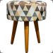 Kit 2 Poltronas Decorativas Para Sala Nina + 2 Puff Estampa Triângulo Bege Pé Castanho - Clique E Decore