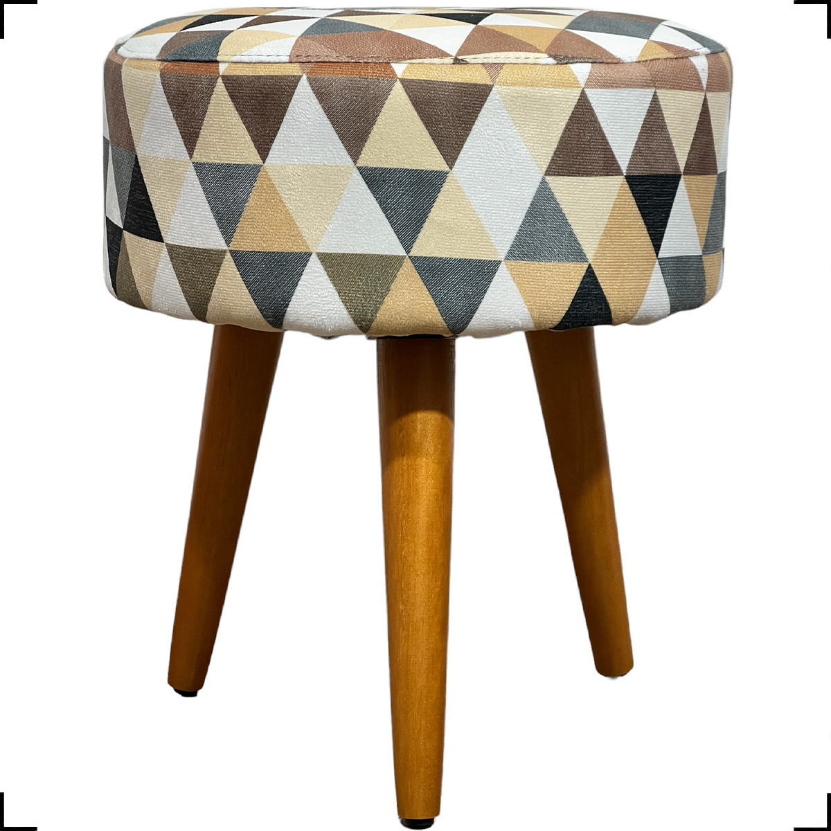 Kit 2 Poltronas Decorativas Para Sala Nina + 2 Puff Estampa Triângulo Bege Pé Castanho - Clique E Decore