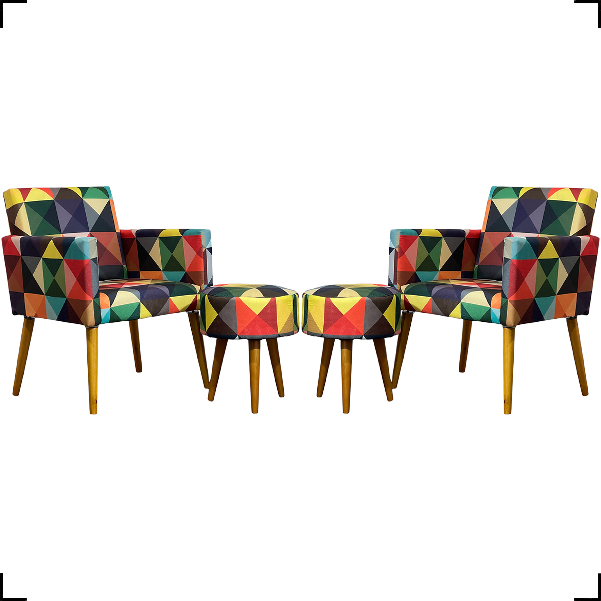 Kit 2 Poltronas Decorativas Para Sala Nina + 2 Puff Estampa Triângulo Colorido Pé Castanho - Clique E Decore