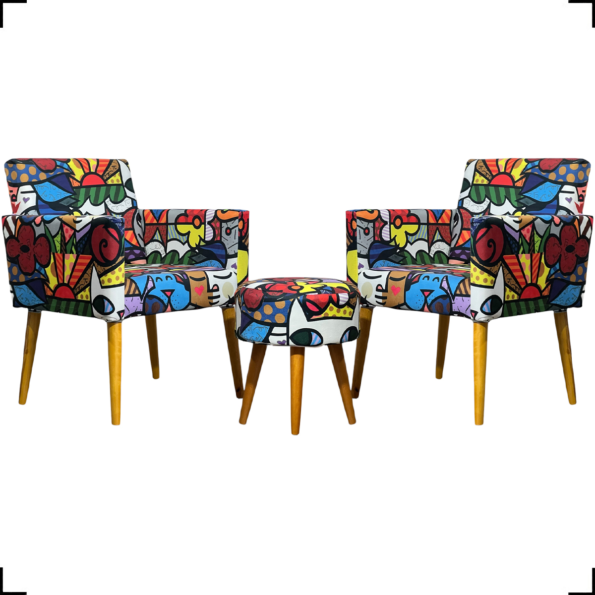 Kit 2 Poltronas Decorativas Para Sala Nina + Puff Estampa Romero Brito Pé Castanho - Clique E Decore