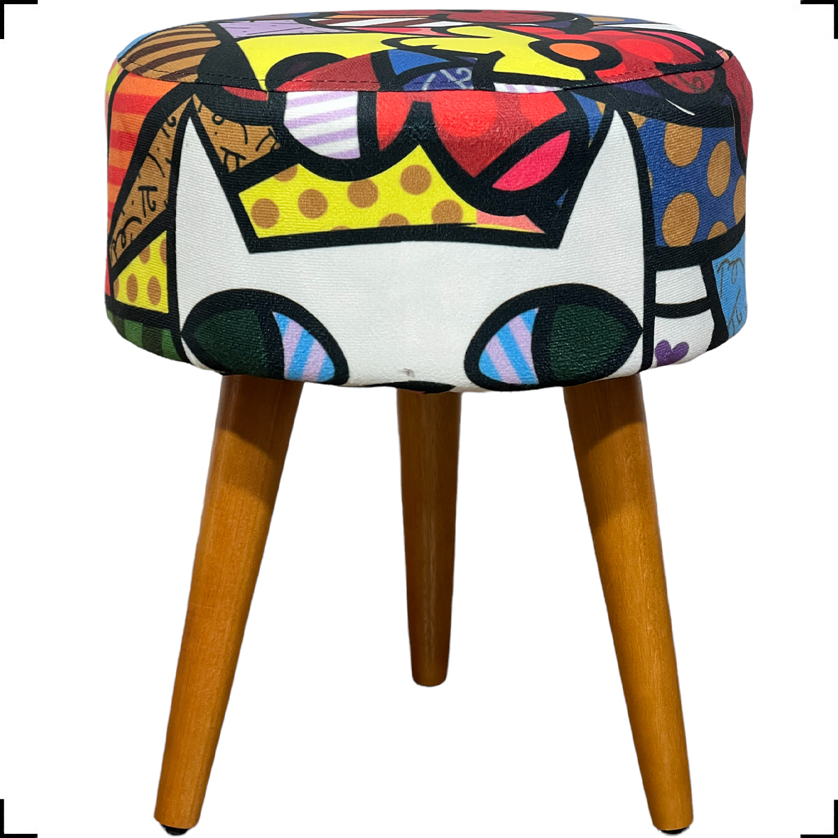 Kit 2 Poltronas Decorativas Para Sala Nina + Puff Estampa Romero Brito Pé Castanho - Clique E Decore