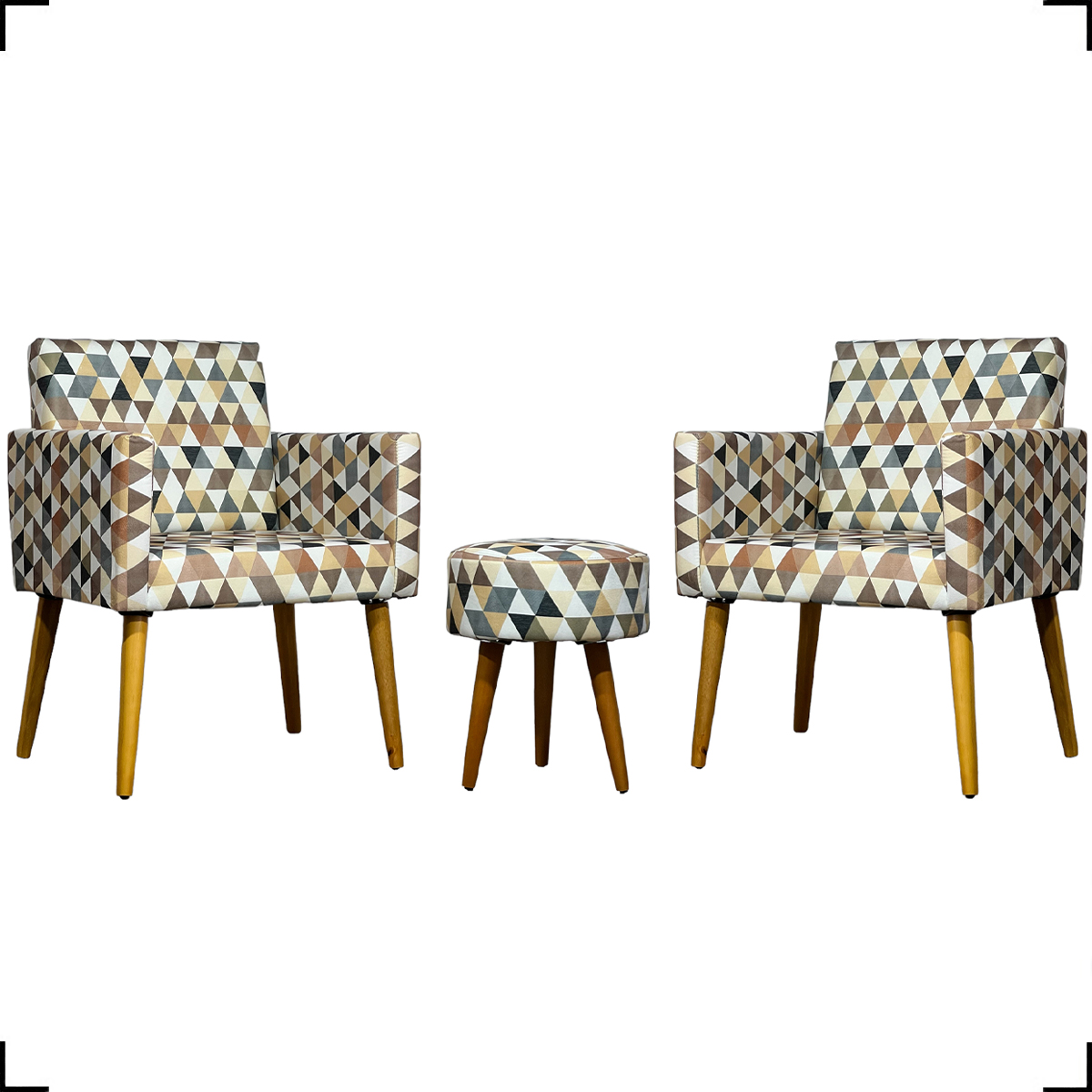 Kit 2 Poltronas Decorativas Para Sala Nina + Puff Estampa Triângulo Bege Pé Castanho - Clique E Decore