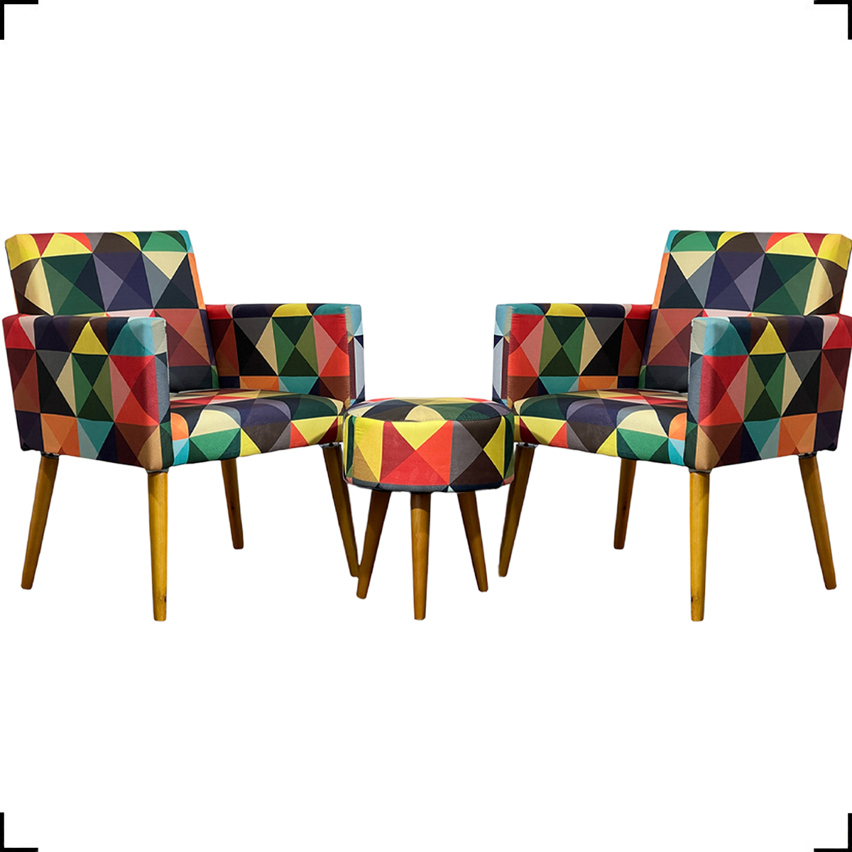 Kit 2 Poltronas Decorativas Para Sala Nina + Puff Estampa Triângulo Colorido Pé Castanho - Clique E Decore