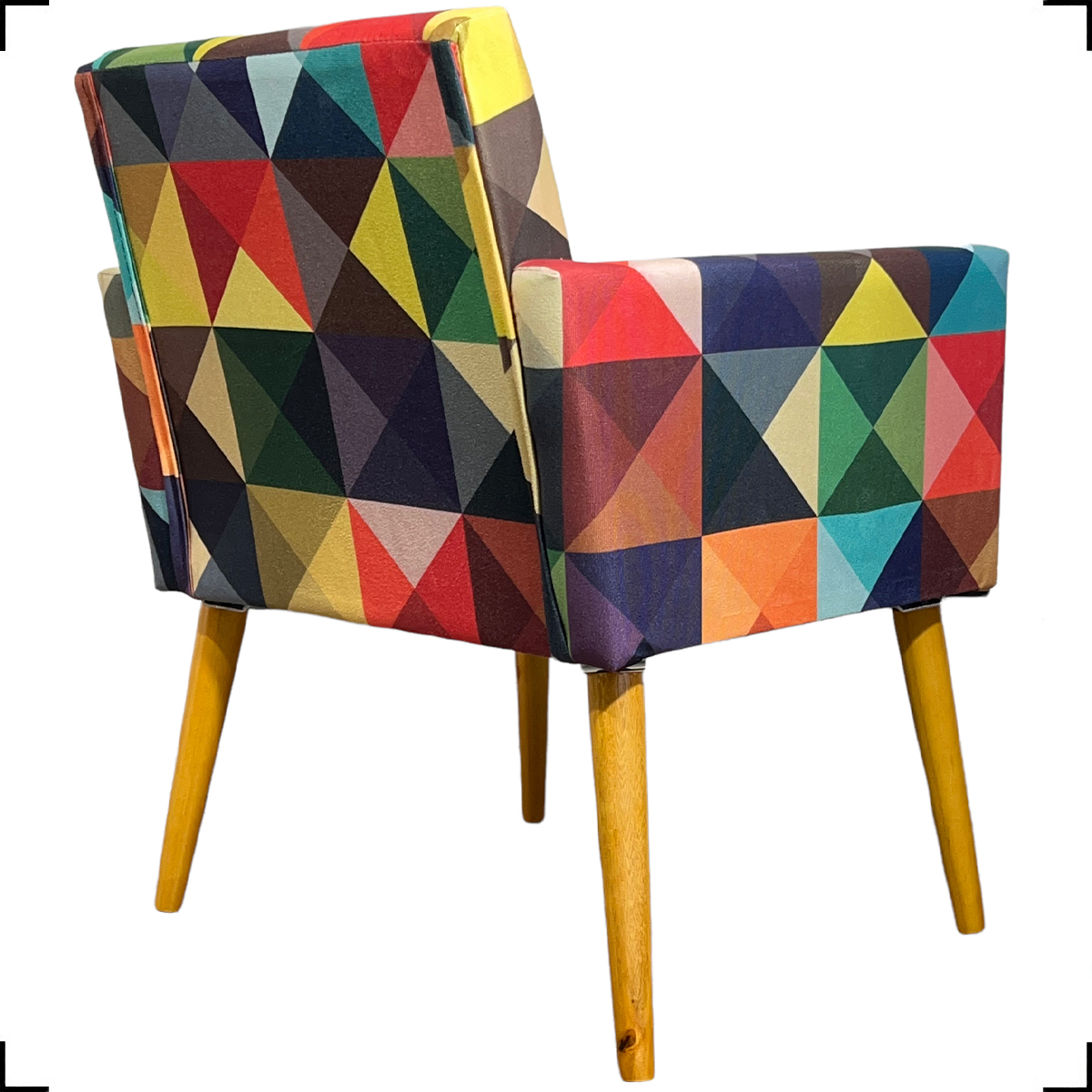 Kit 2 Poltronas Decorativas Para Sala Nina + Puff Estampa Triângulo Colorido Pé Castanho - Clique E Decore