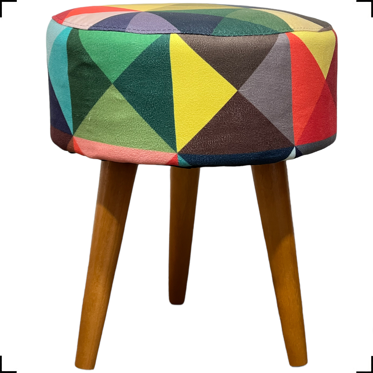 Kit 2 Poltronas Decorativas Para Sala Nina + Puff Estampa Triângulo Colorido Pé Castanho - Clique E Decore