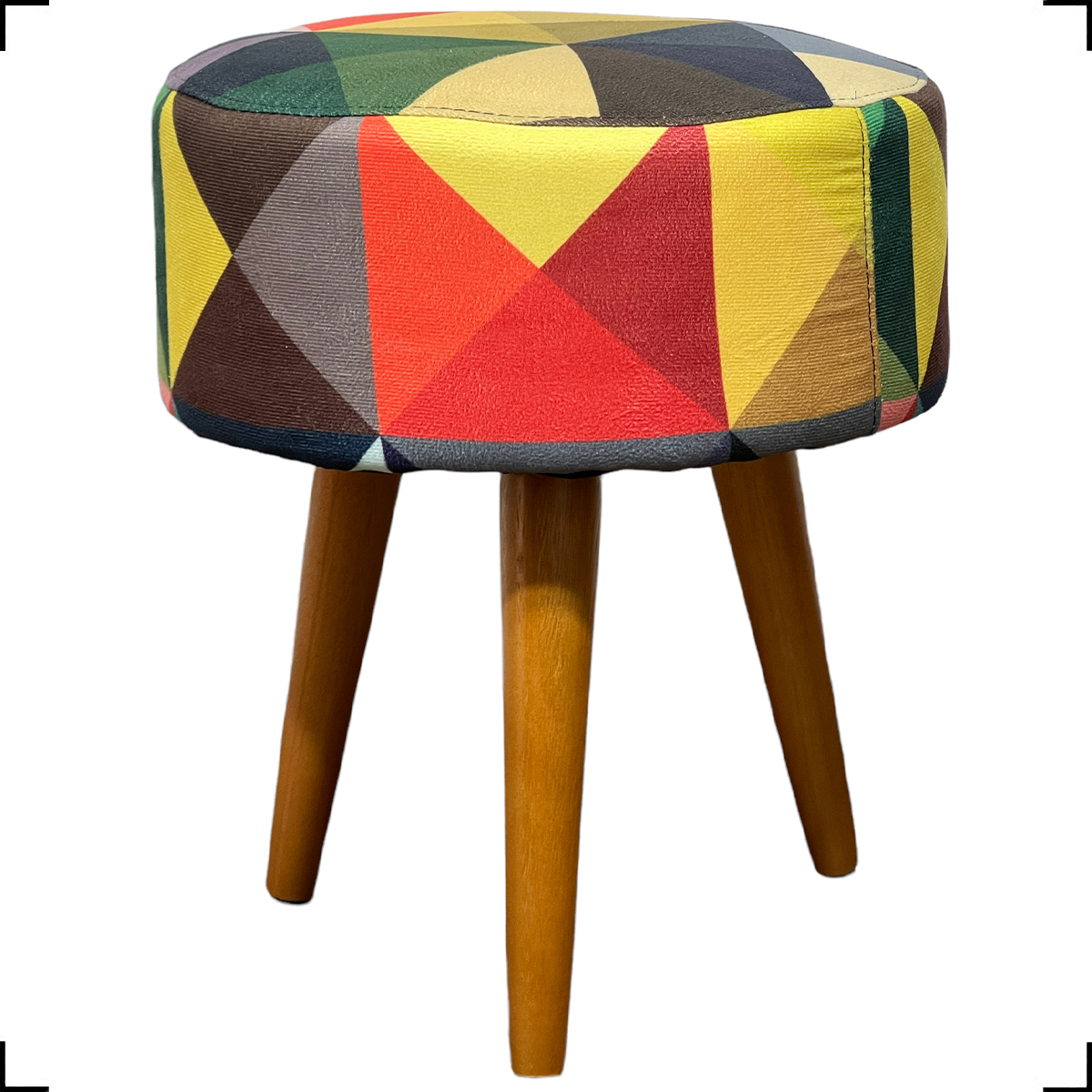 Kit 2 Poltronas Decorativas Para Sala Nina + Puff Estampa Triângulo Colorido Pé Castanho - Clique E Decore