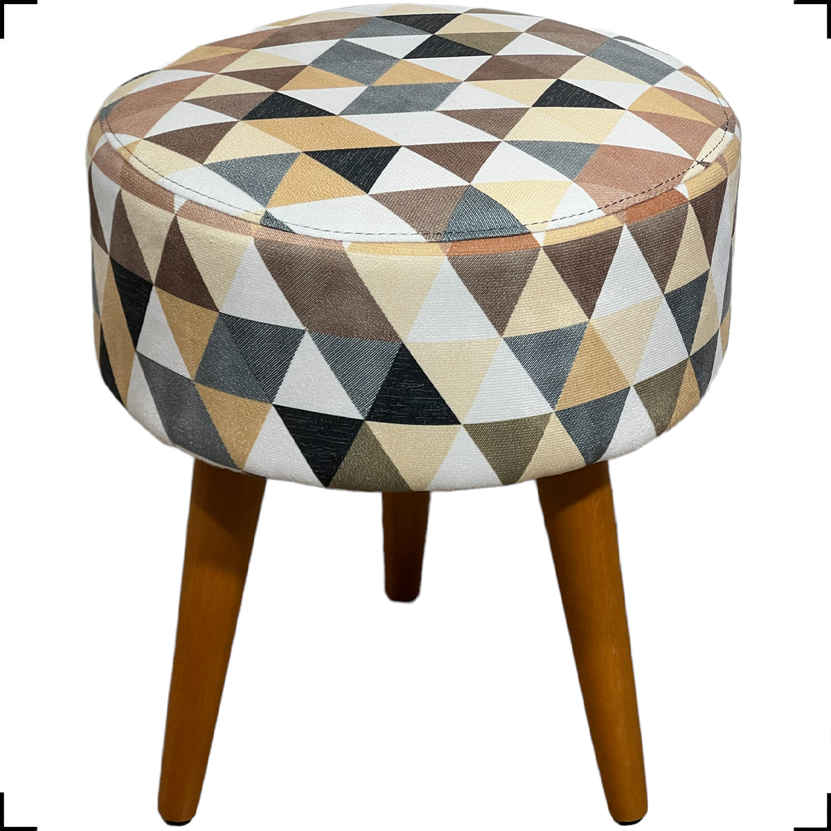 Kit 2 Poltronas Decorativas Para Sala, Quarto, Escritório Isa Suede Bege Pé Castanho - Clique E Decore