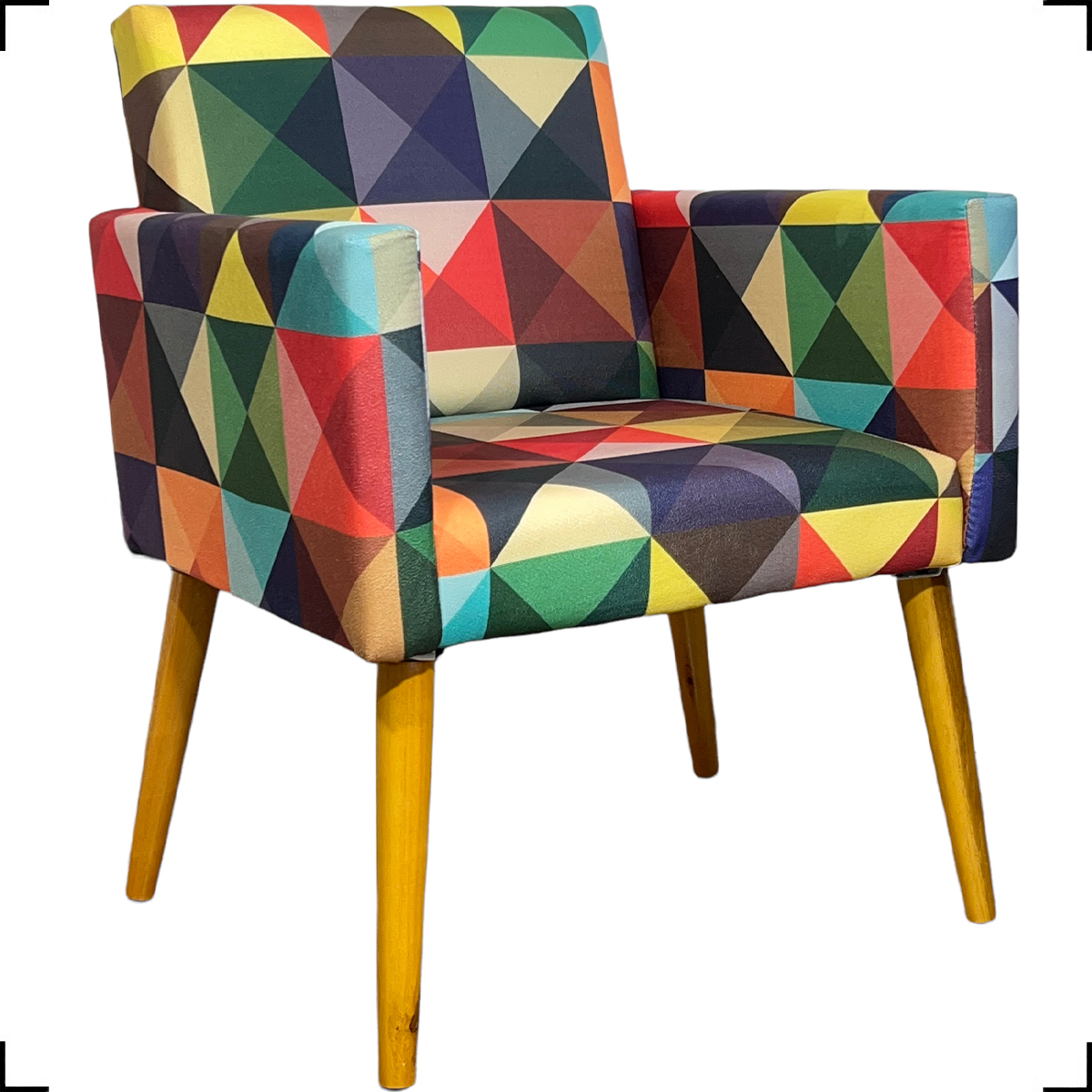 Kit 2 Poltronas Decorativas Reforçadas Nina Estampa Triângulo Colorido Pé Castanho - Clique E Decore