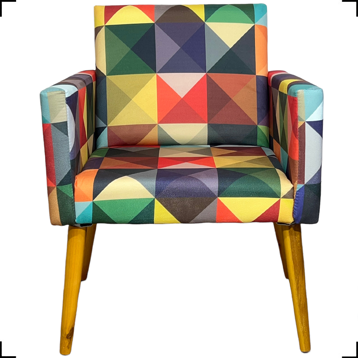 Kit 2 Poltronas Decorativas Reforçadas Nina Estampa Triângulo Colorido Pé Castanho - Clique E Decore