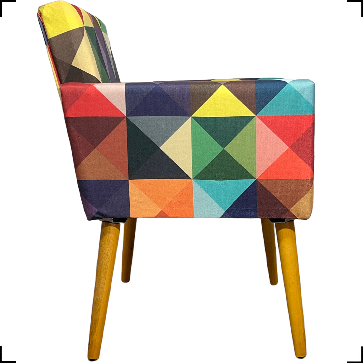 Kit 2 Poltronas Decorativas Reforçadas Nina Estampa Triângulo Colorido Pé Castanho - Clique E Decore