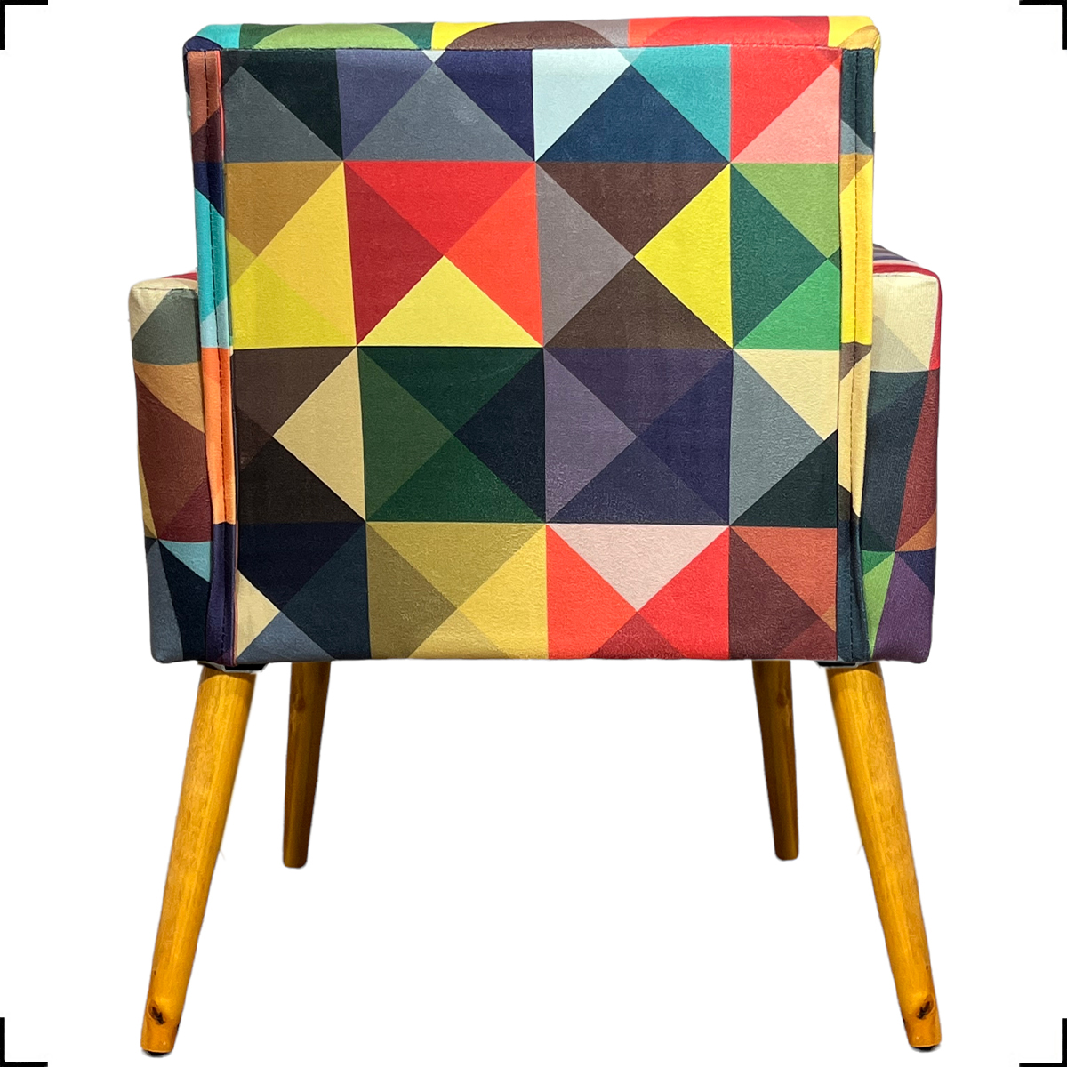 Kit 2 Poltronas Decorativas Reforçadas Nina Estampa Triângulo Colorido Pé Castanho - Clique E Decore