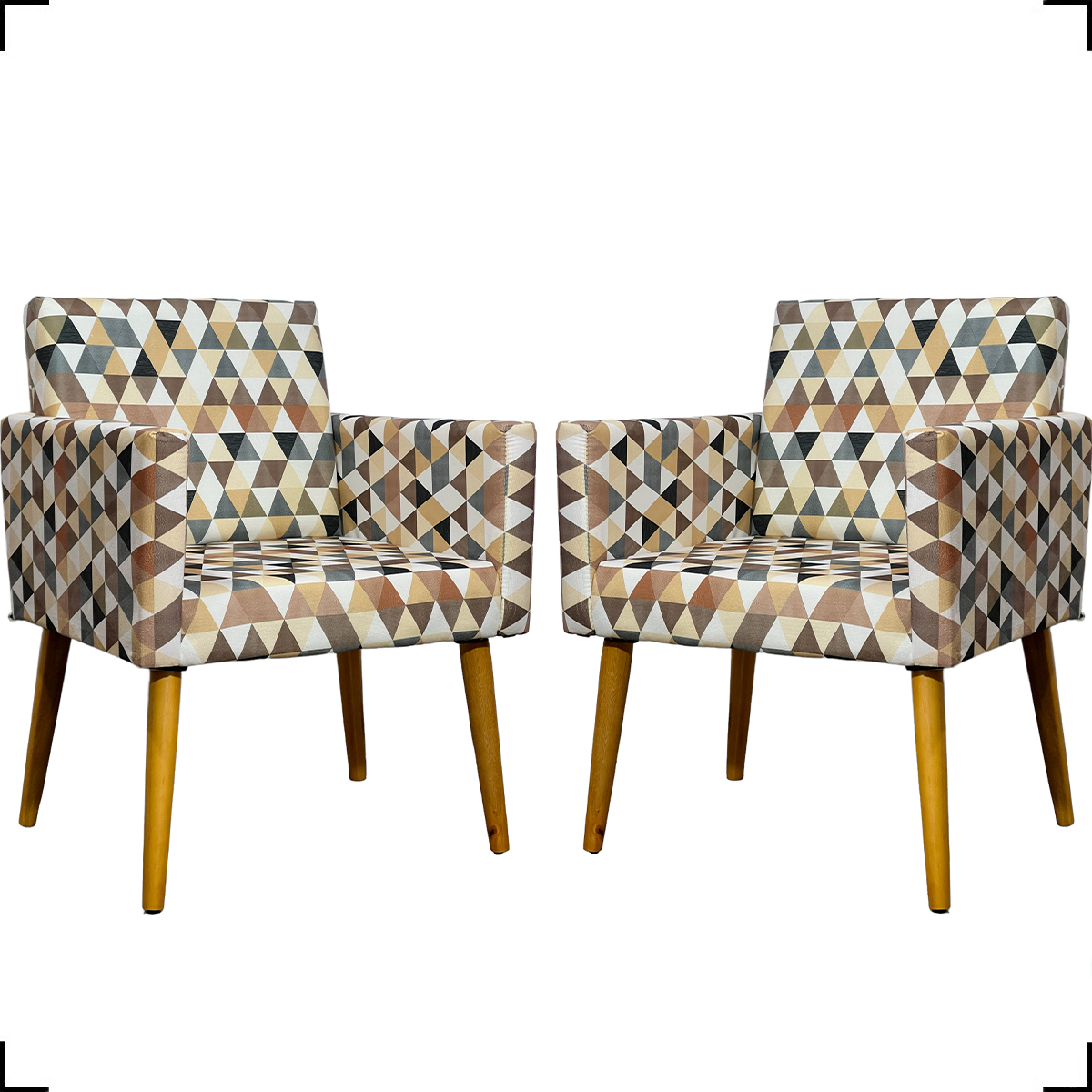 Kit 2 Poltronas Decorativas Reforçadas Para Sala Nina Estampa Triângulo Bege Pé Castanho - Clique E Decore