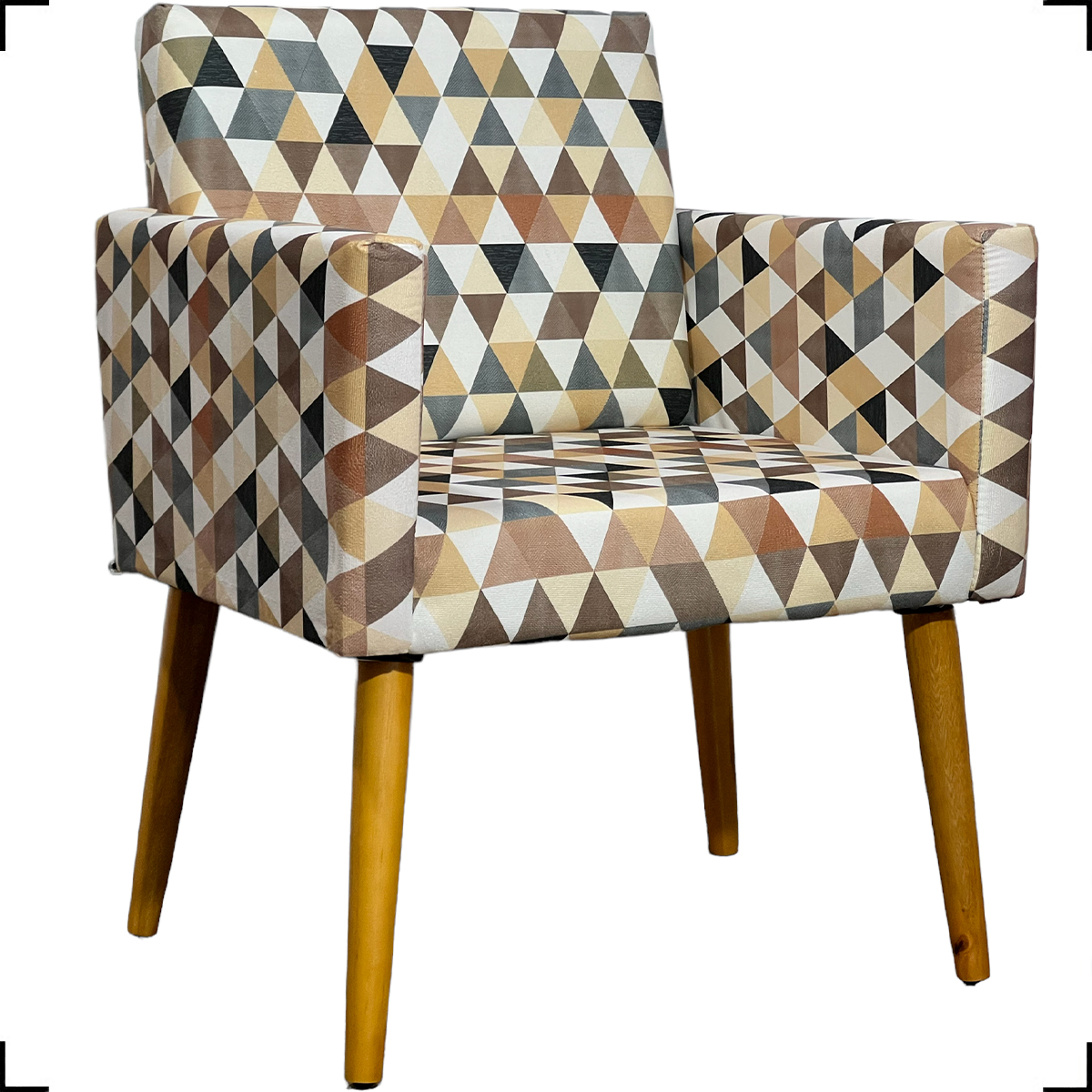 Kit 2 Poltronas Decorativas Reforçadas Para Sala Nina Estampa Triângulo Bege Pé Castanho - Clique E Decore