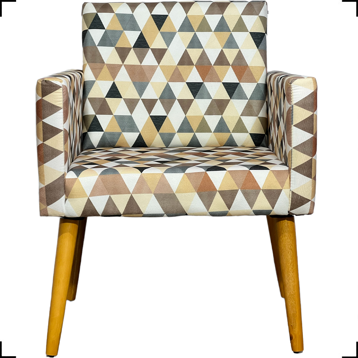 Kit 2 Poltronas Decorativas Reforçadas Para Sala Nina Estampa Triângulo Bege Pé Castanho - Clique E Decore