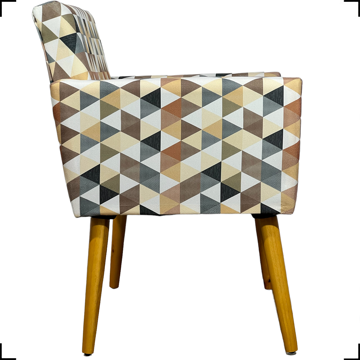 Kit 2 Poltronas Decorativas Reforçadas Para Sala Nina Estampa Triângulo Bege Pé Castanho - Clique E Decore