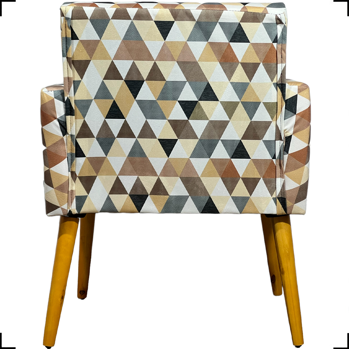 Kit 2 Poltronas Decorativas Reforçadas Para Sala Nina Estampa Triângulo Bege Pé Castanho - Clique E Decore
