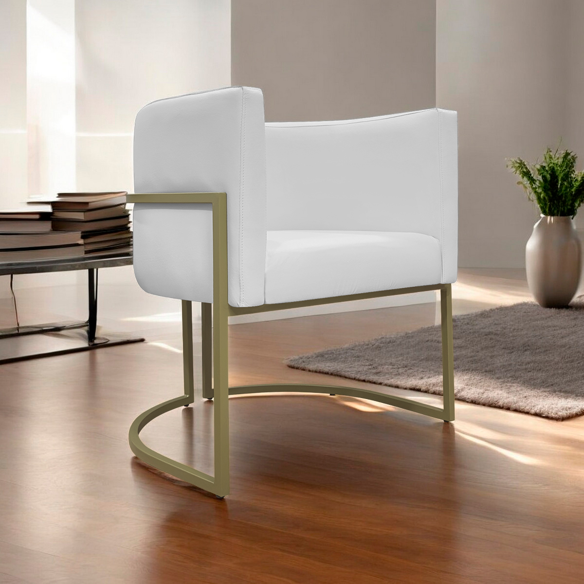 Poltrona Decorativa Para Sala Luna Reforçada Escritório Consultório Recepção Corino Branco Base de Ferro Champagne