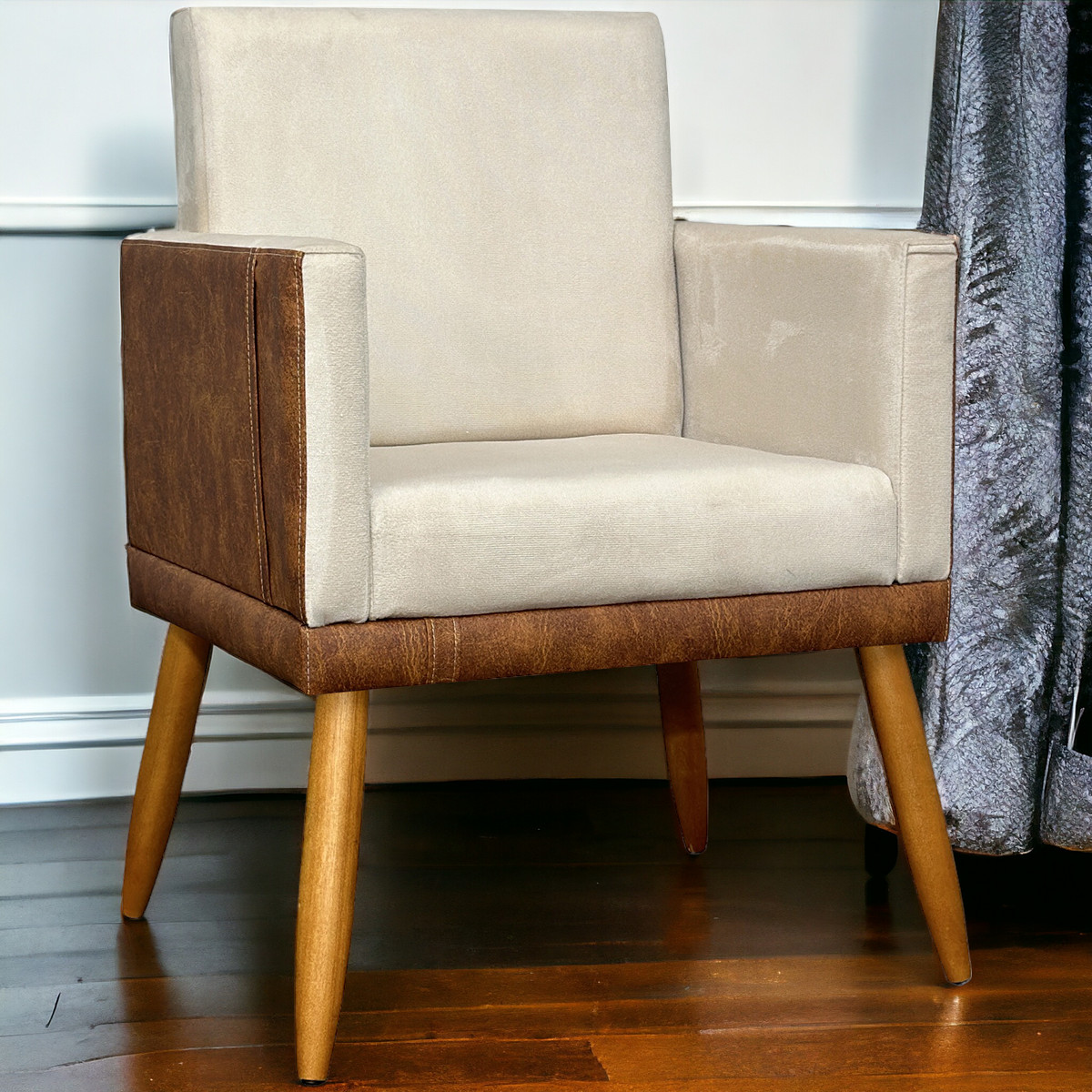 Poltrona Decorativa Para Sala Recepção Manicure Consultório Cadeira Lis Corino Peroba e Suede Bege