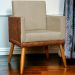 Poltrona Decorativa Para Sala Recepção Manicure Consultório Cadeira Lis Corino Peroba e Suede Nude