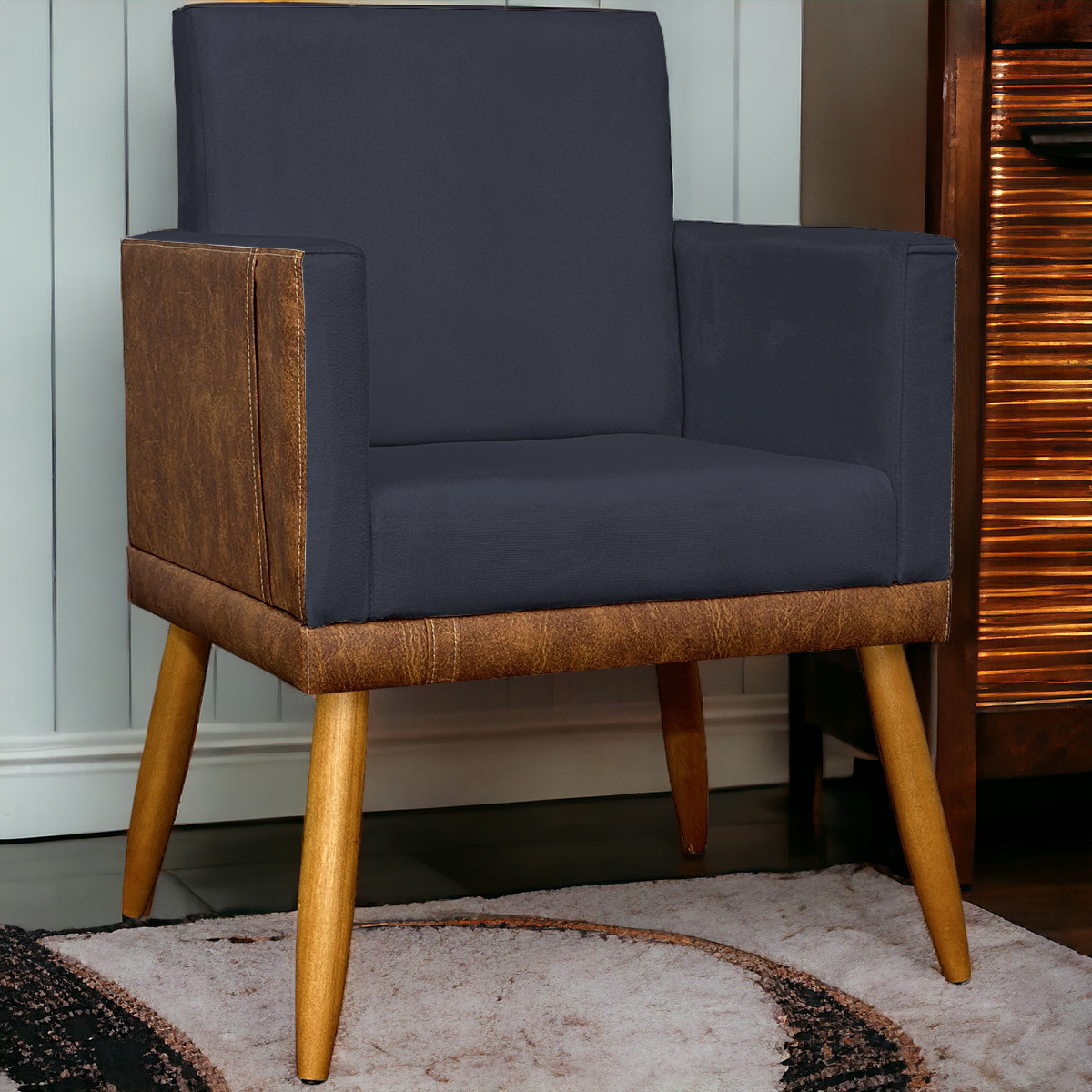 Poltrona Decorativa Para Sala Recepção Manicure Consultório Cadeira Lis Corino Peroba e Suede Preto