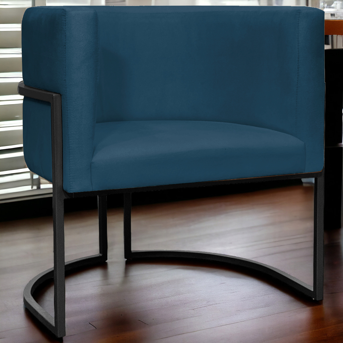 Poltrona Decorativa Para Sala Recepção Manicure Escritório Luna Suede Azul Marinho Base de Ferro Preto