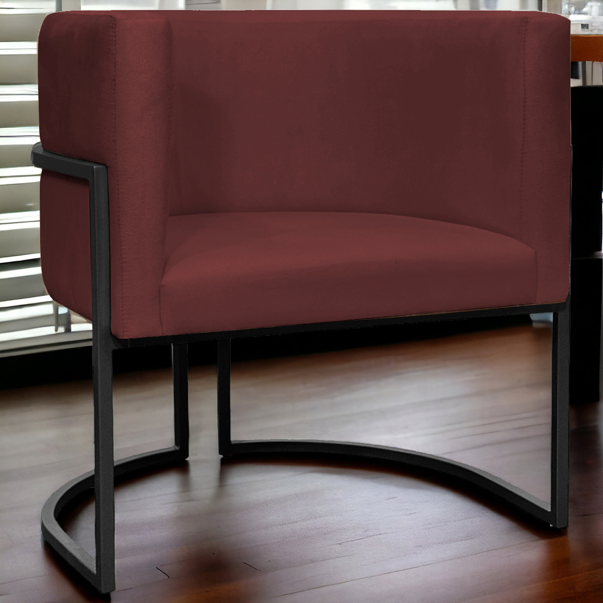 Poltrona Decorativa Para Sala Recepção Manicure Escritório Luna Suede Bordo Base de Ferro Preto