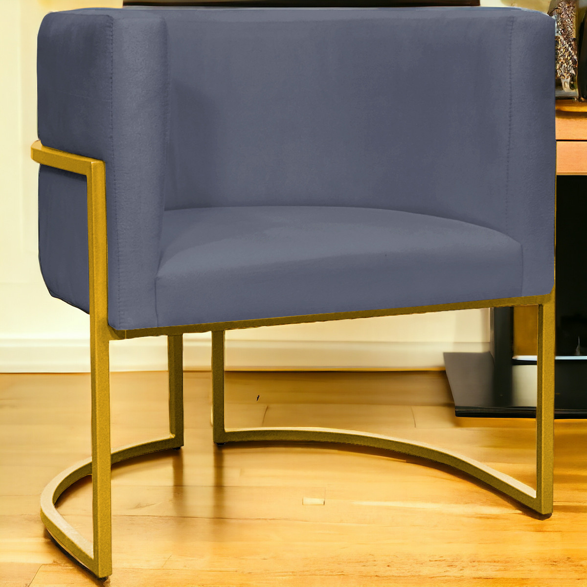 Poltrona Decorativa Para Sala Recepção Manicure Escritório Luna Suede Cinza Base de Ferro Dourado