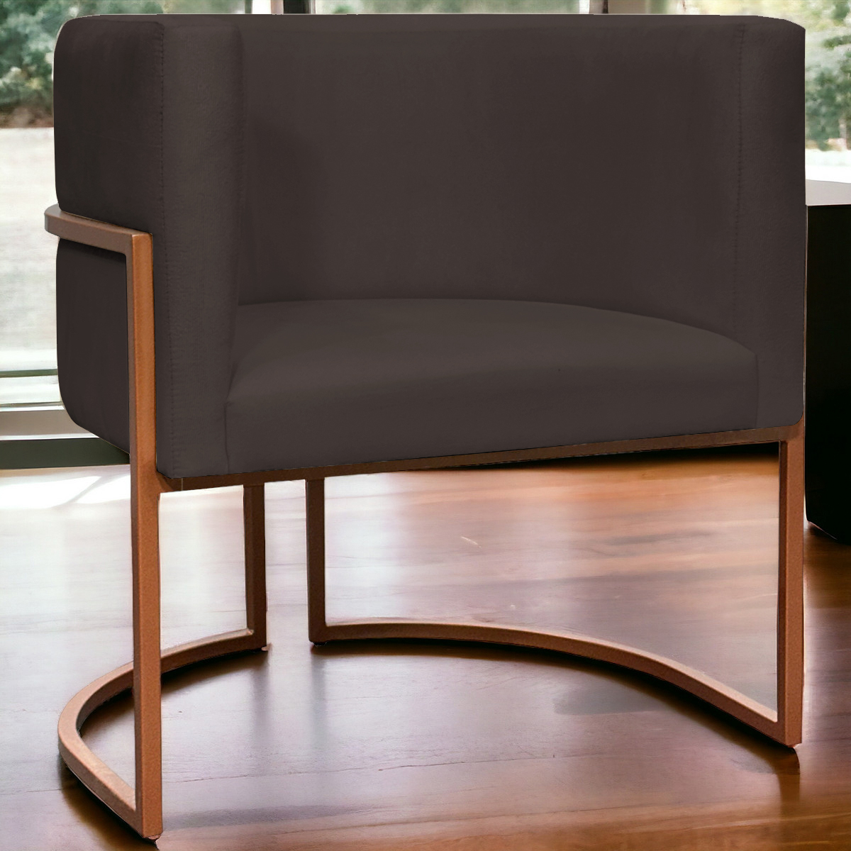 Poltrona Decorativa Para Sala Recepção Manicure Escritório Luna Suede Marrom Base de Ferro Bronze