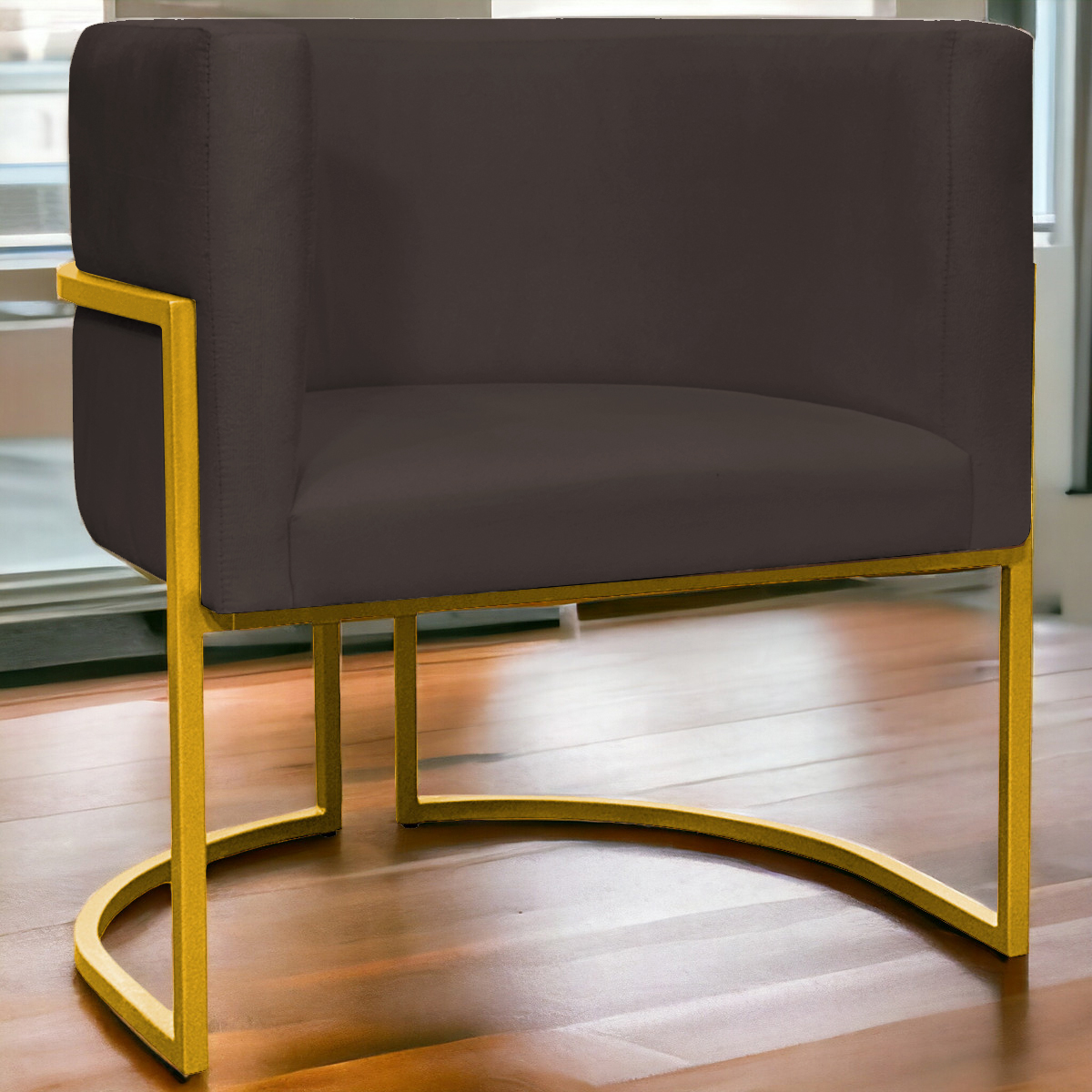 Poltrona Decorativa Para Sala Recepção Manicure Escritório Luna Suede Marrom Base de Ferro Dourado