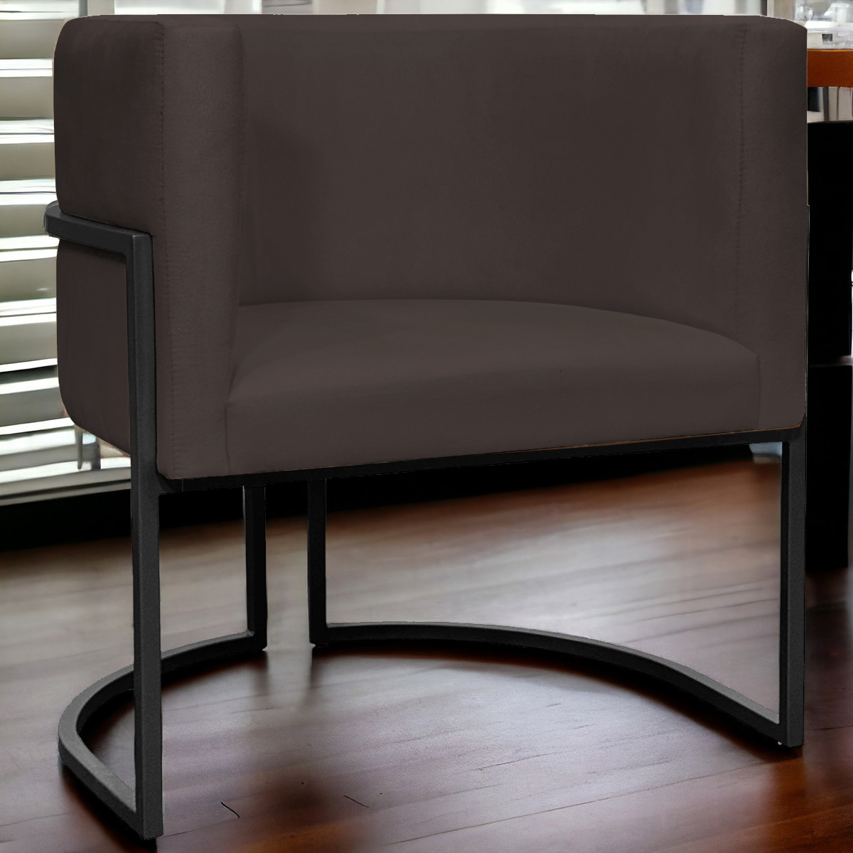 Poltrona Decorativa Para Sala Recepção Manicure Escritório Luna Suede Marrom Base de Ferro Preto
