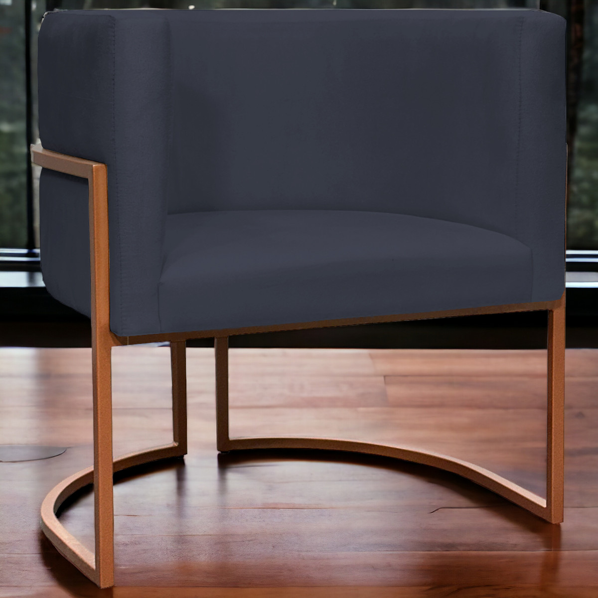 Poltrona Decorativa Para Sala Recepção Manicure Escritório Luna Suede Preto Base de Ferro Bronze