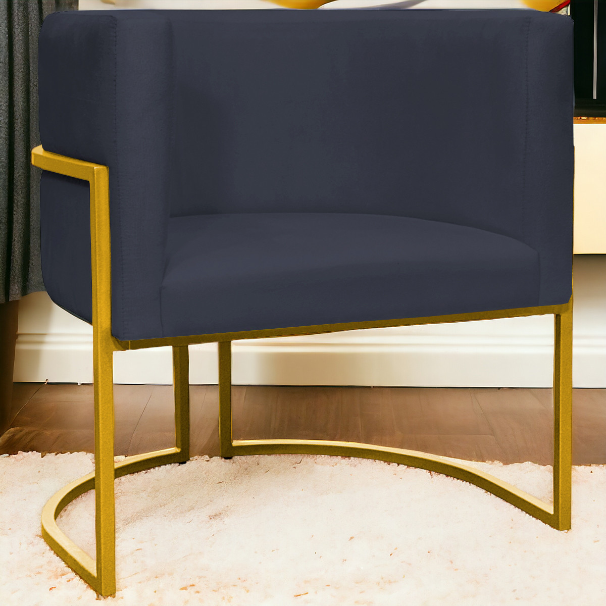 Poltrona Decorativa Para Sala Recepção Manicure Escritório Luna Suede Preto Base de Ferro Dourado