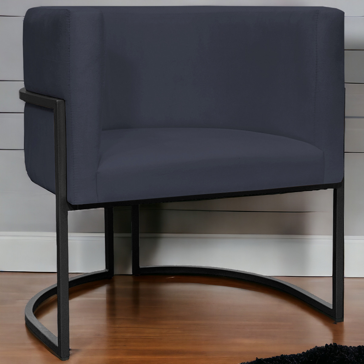 Poltrona Decorativa Para Sala Recepção Manicure Escritório Luna Suede Preto Base de Ferro Preto
