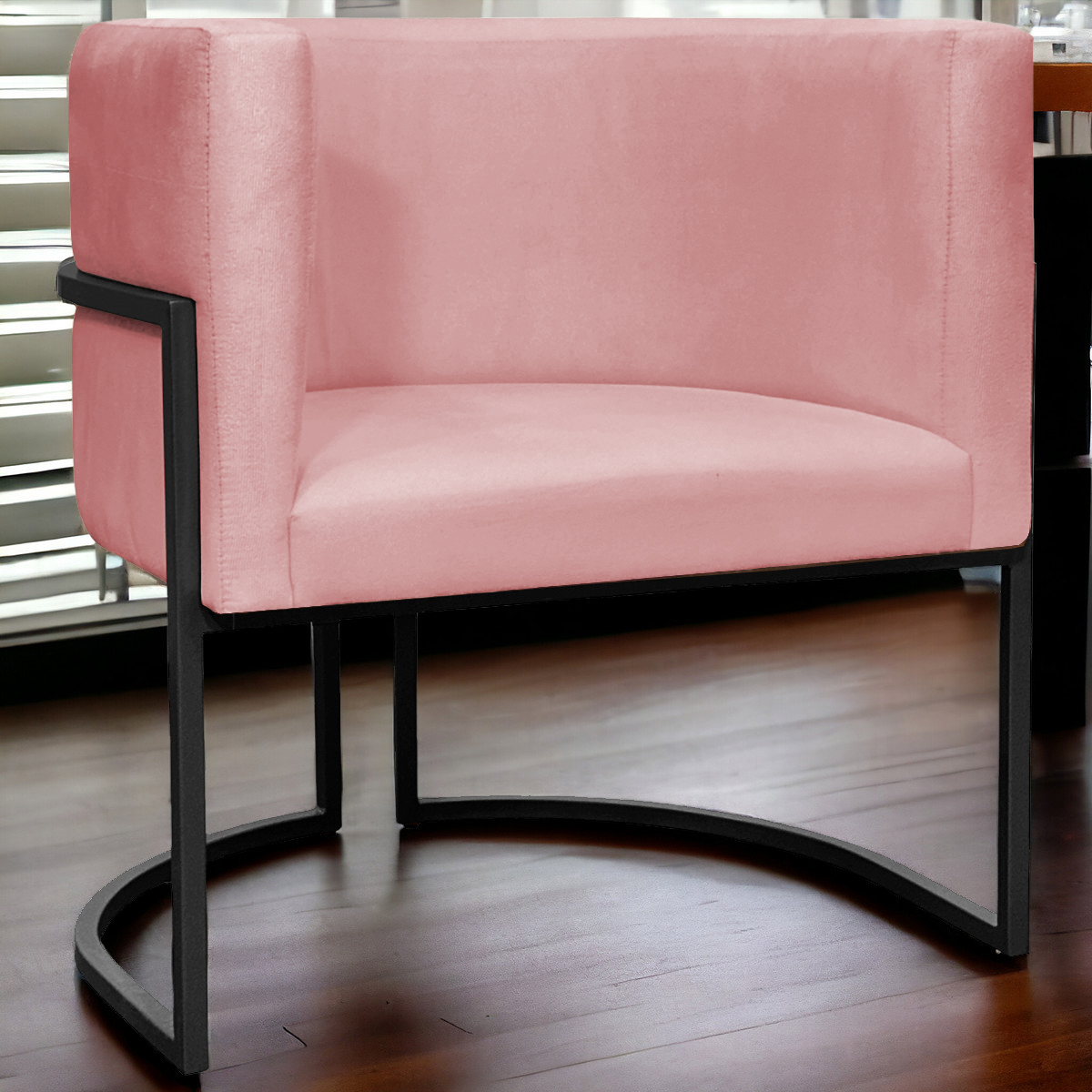 Poltrona Decorativa Para Sala Recepção Manicure Escritório Luna Suede Rosê Base de Ferro Preto