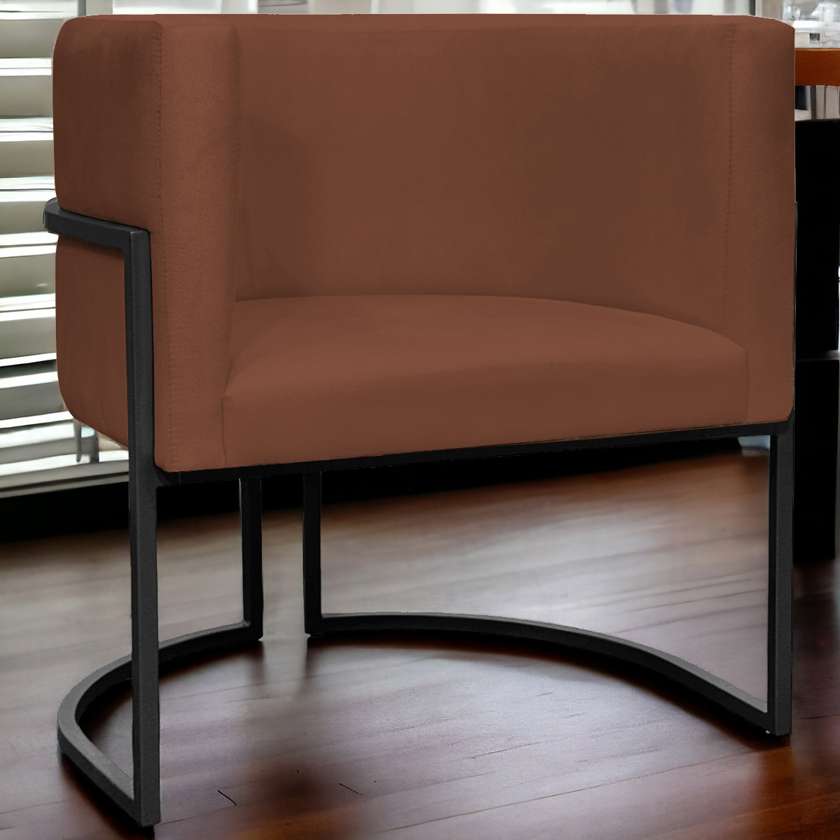 Poltrona Decorativa Para Sala Recepção Manicure Escritório Luna Suede Terracota Base de Ferro Preto