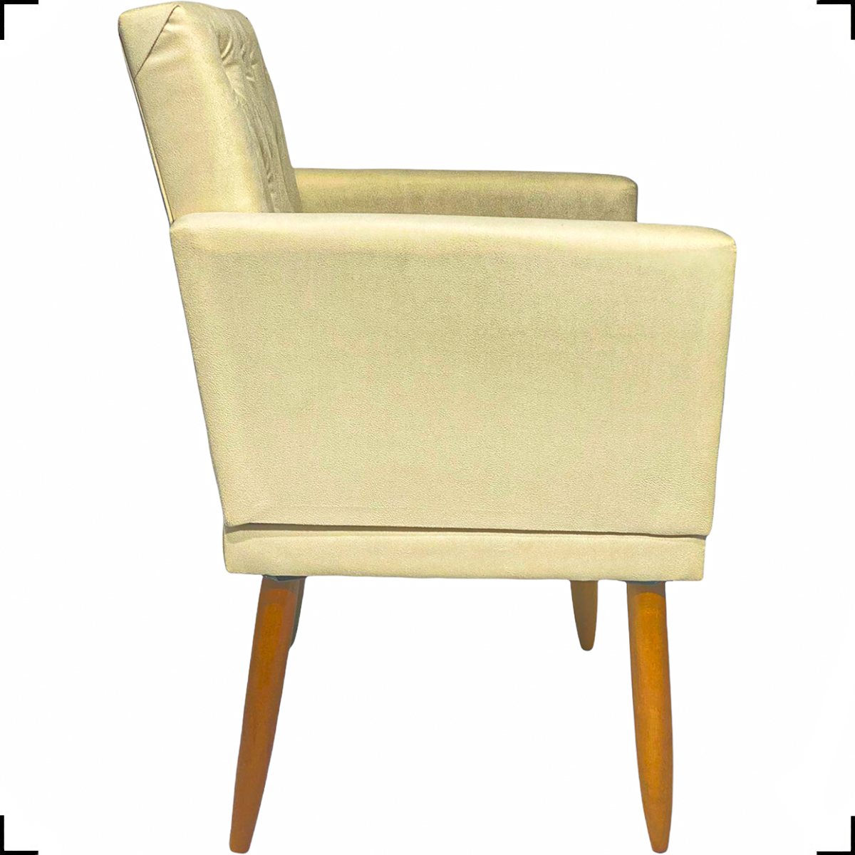 Poltrona Decorativa Para Sala, Escritório, Nina Com Base E Capitonê Suede Bege Pé Castanho - Clique E Decore