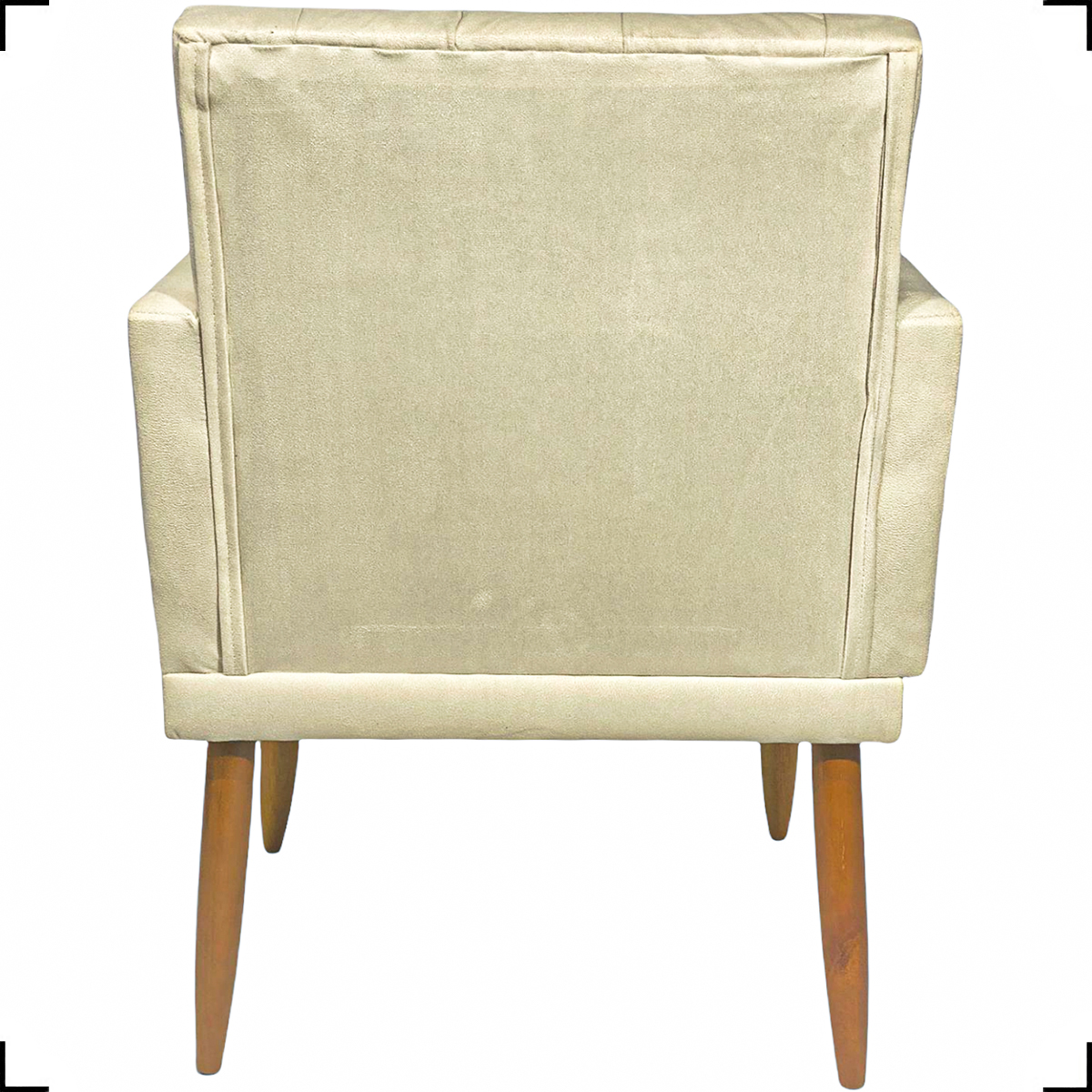 Poltrona Decorativa Para Sala, Escritório, Nina Com Base E Capitonê Suede Bege Pé Castanho - Clique E Decore
