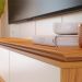 Painel Home Suspenso Loa Para TV até 75" Polegadas Com LED Off White Matte/Freijo