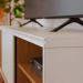Rack Bancada Otawa TV até 60 Polegadas Pés de Madeira Maciça Off White Matte/Freijo
