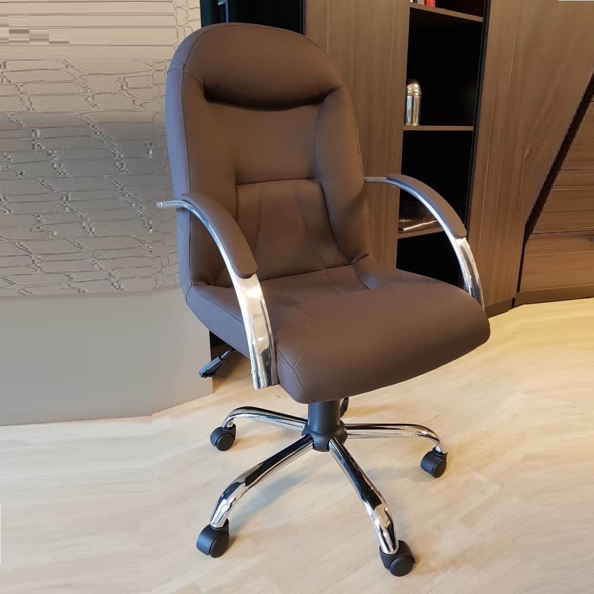 Cadeira Escritório Day Marrom Cromada Comprealegre com Relax 100% Nacional