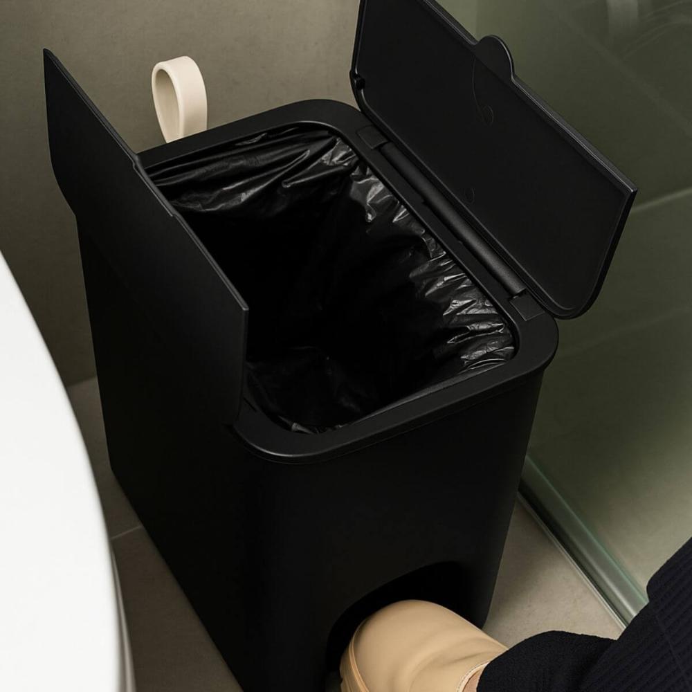 Lixeira 20L com Pedal Tampa Borboleta Banheiro Preto Coza Abertura Dupla Alça