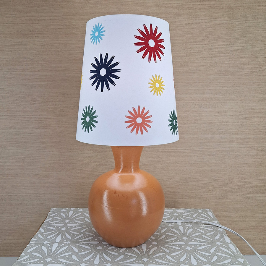 Abajur Base Cerâmica E Cúpula Flores Apliques Coloridos Bivolt
