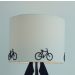 Abajur Base Madeira e Cúpula Bicicletas Branco e Azul Marinho