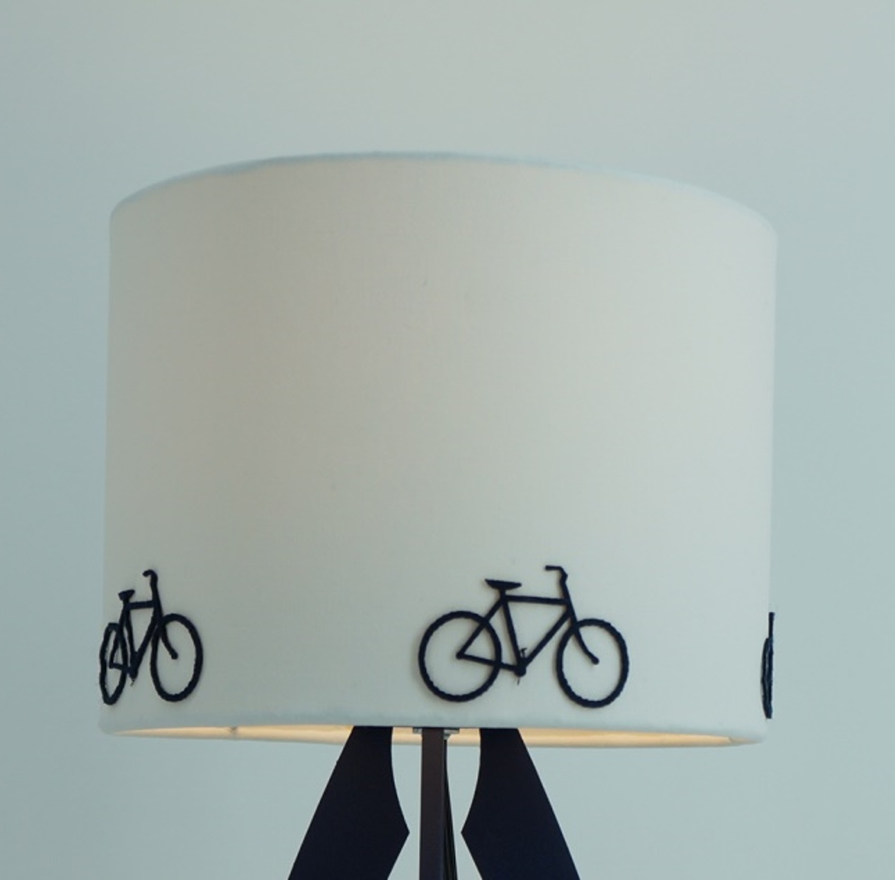 Abajur Base Madeira e Cúpula Bicicletas Branco e Azul Marinho
