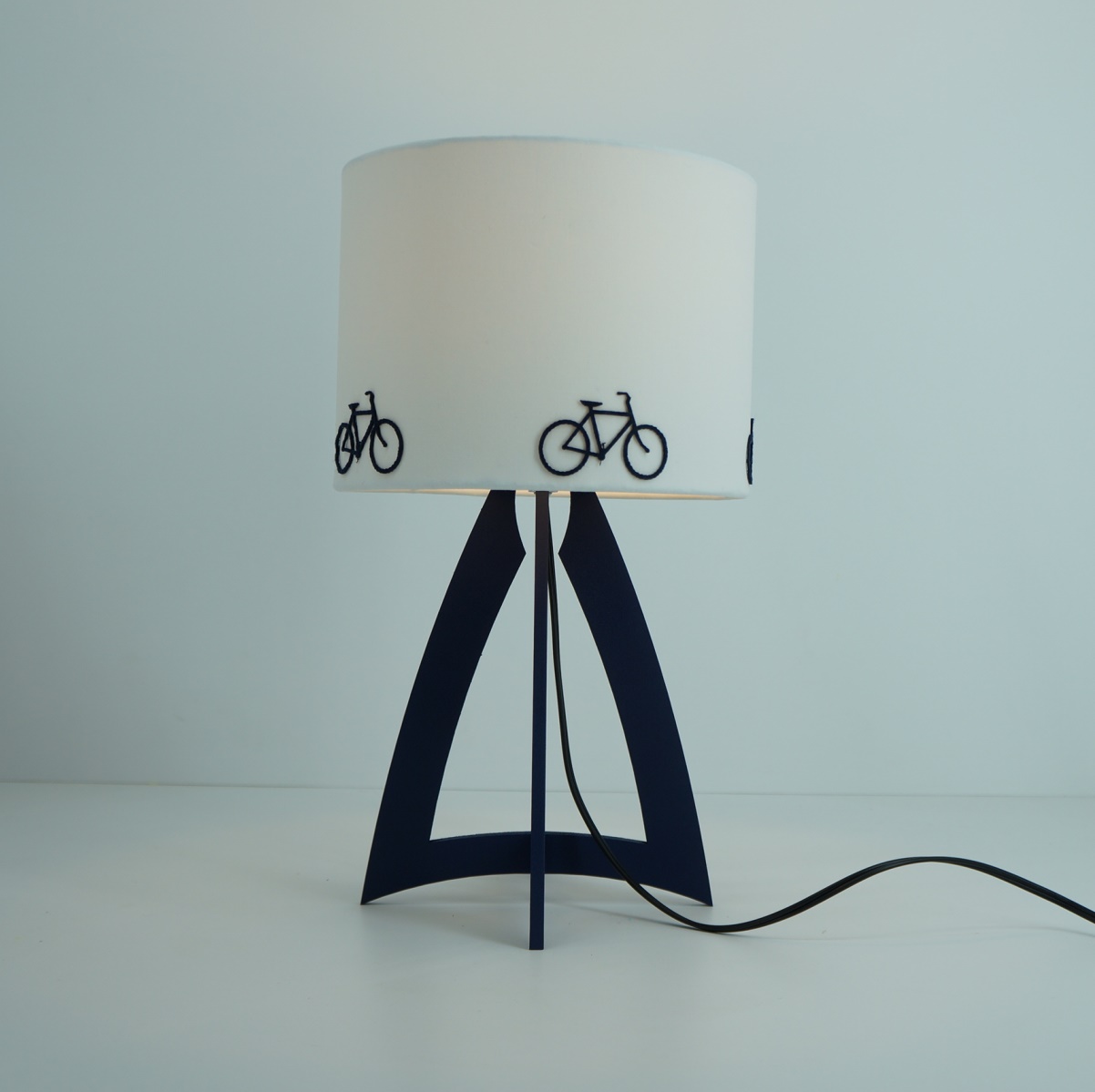 Abajur Base Madeira e Cúpula Bicicletas Branco e Azul Marinho
