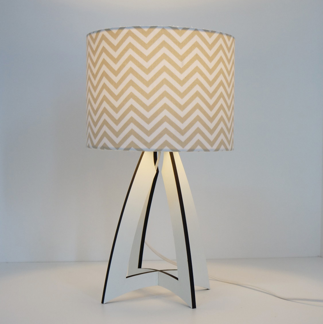 Abajur Base Madeira e Cúpula Chevron Bege e Branco