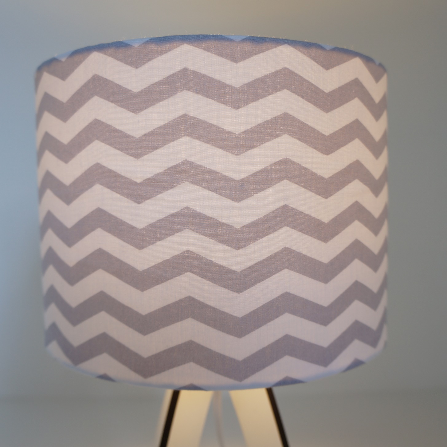 Abajur Base Madeira e Cúpula Chevron Cinza e Branco