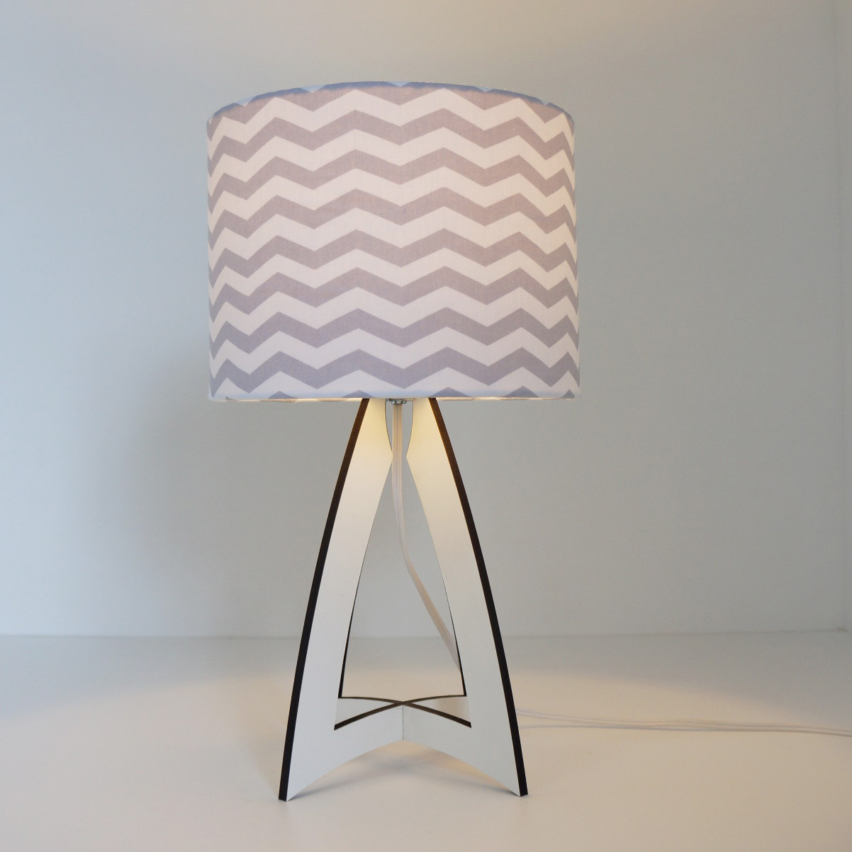 Abajur Base Madeira e Cúpula Chevron Cinza e Branco