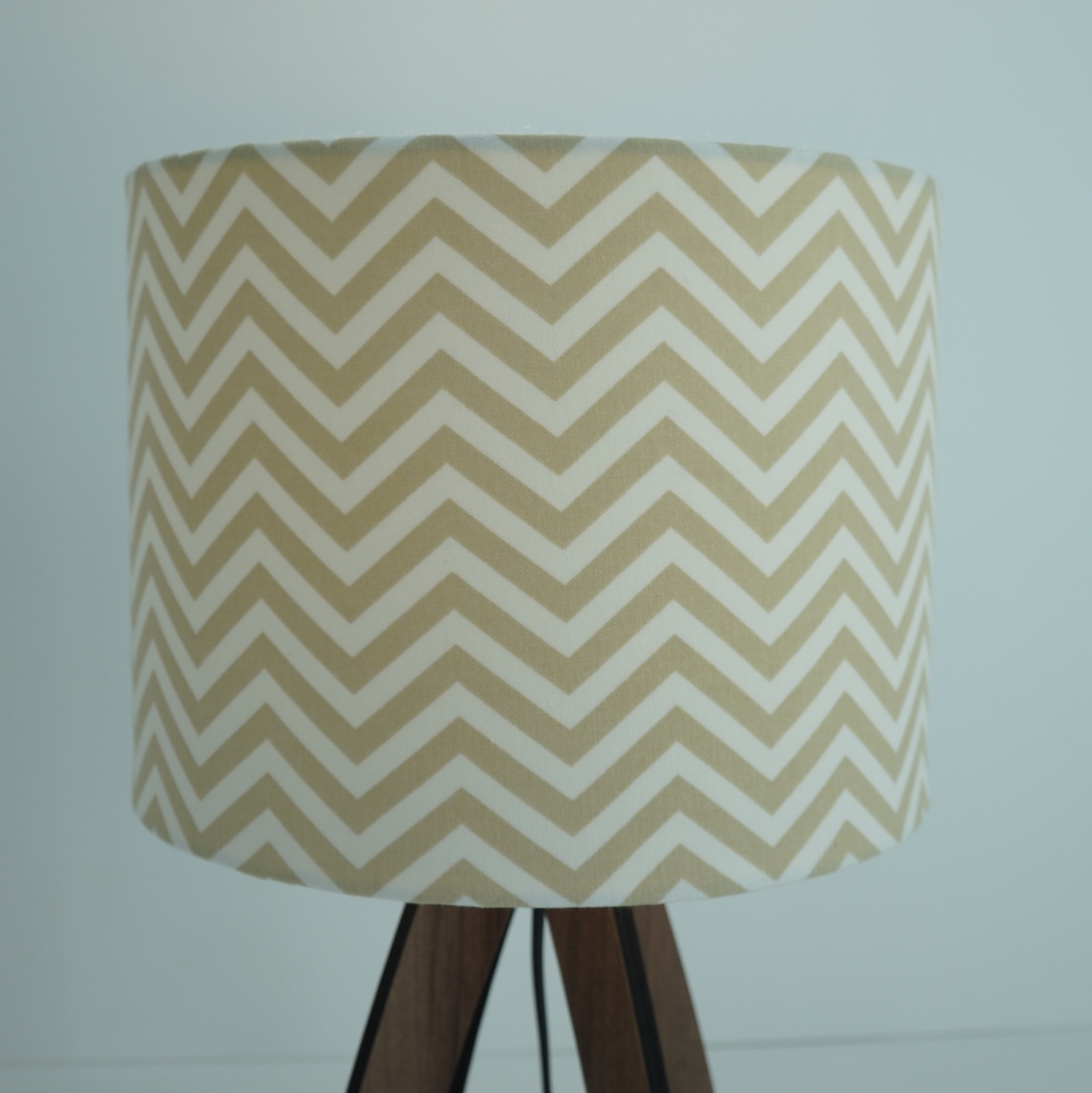 Abajur Base Marrom E Cúpula Chevron Bege