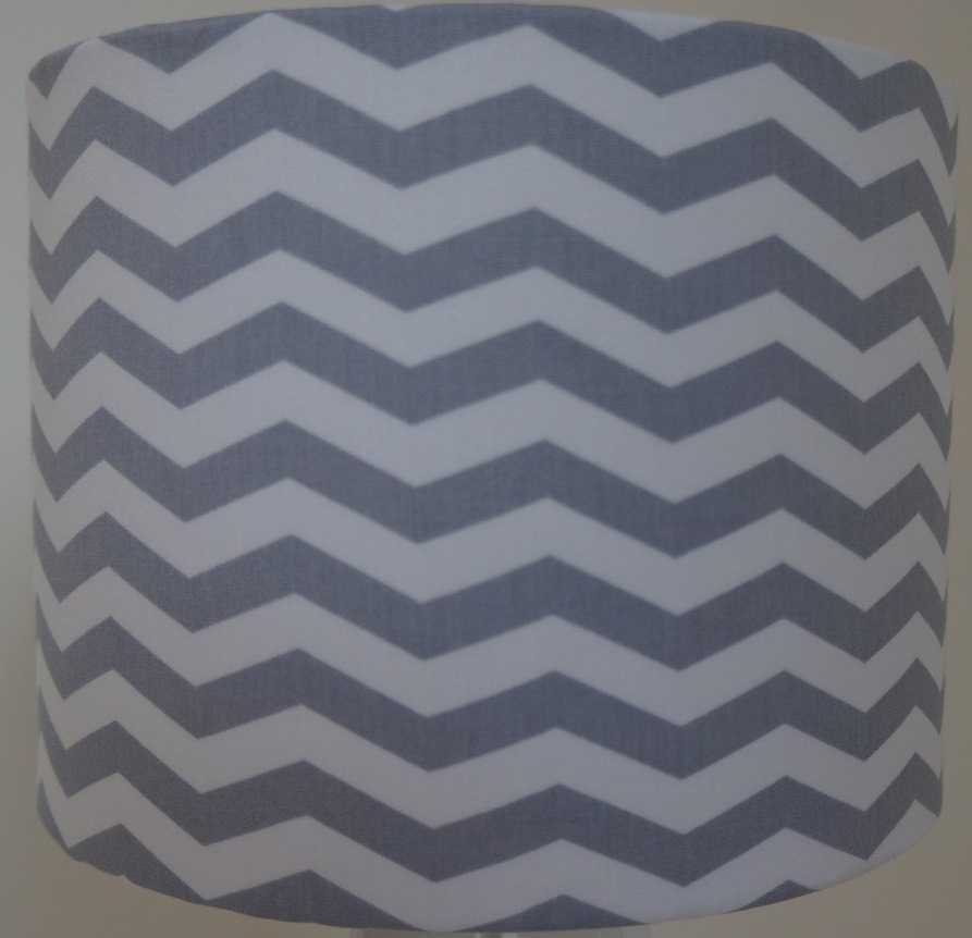 Abajur Chevron Cinza E Branco Com Base Azul Marinho
